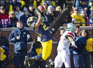 Michigan receiver Jeremy Gallon makes a touchdown catch over Ohio State safety C.J. Barnett on Saturday. Gallon’s emergence as a top receiver was one of the few bright spots for Michigan.