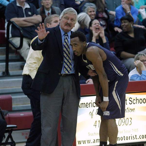 St-Johns-head-coach-Ed-Heintschel-confers-with-Anthony-Glover-Jr