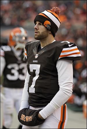 Cleveland Browns quarterback Alex Tanney watches from the bench.