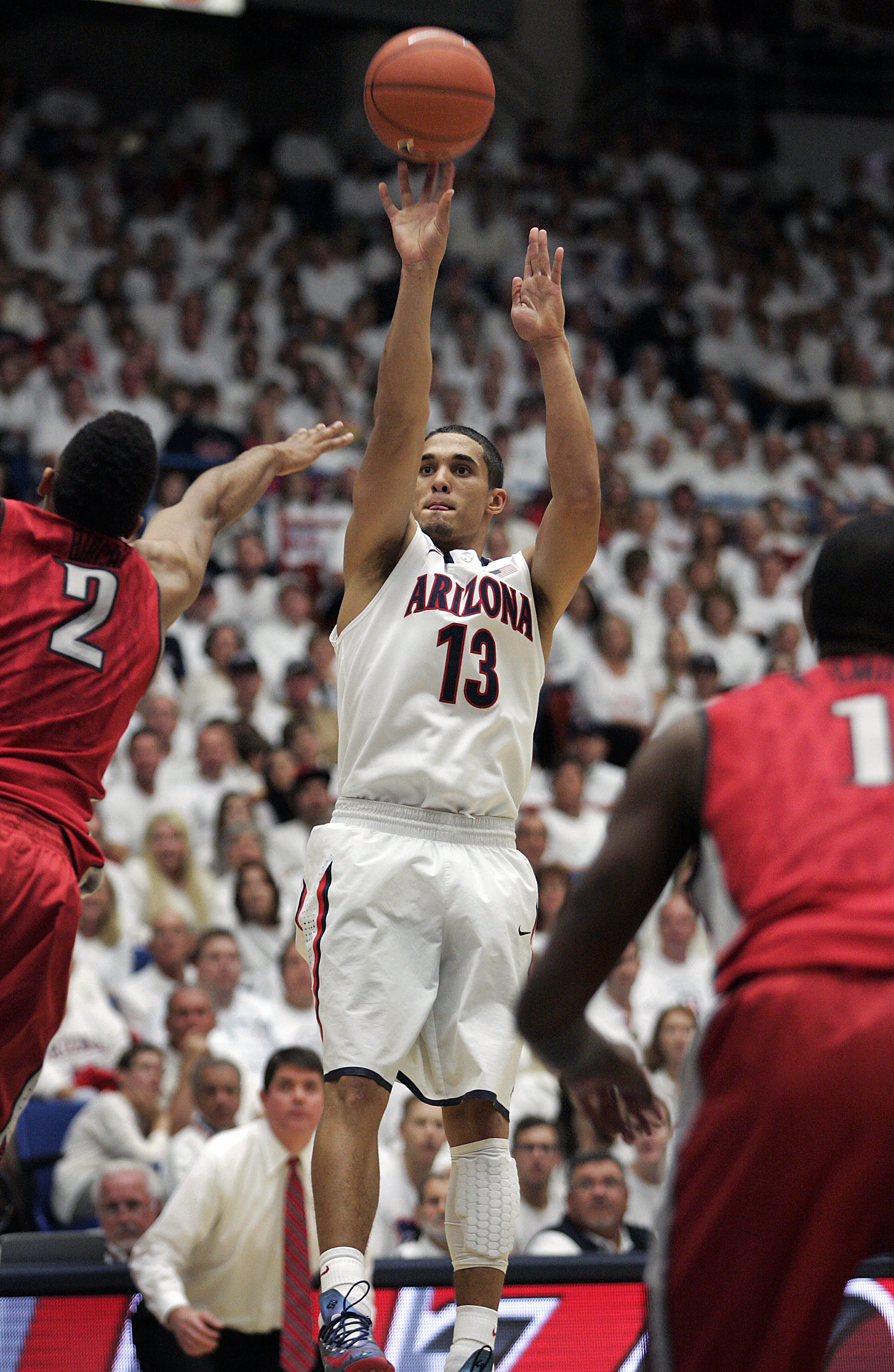 Arizona moves to No. 1 in AP poll for first time since 2003; North