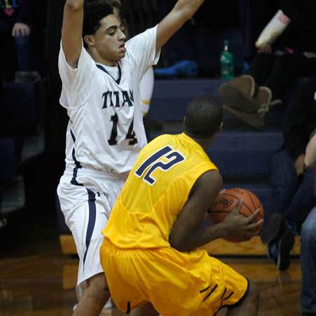 St-Johns-Kaleb-Vaughn-guards-Whitmer-s-Kemontrece-Collins