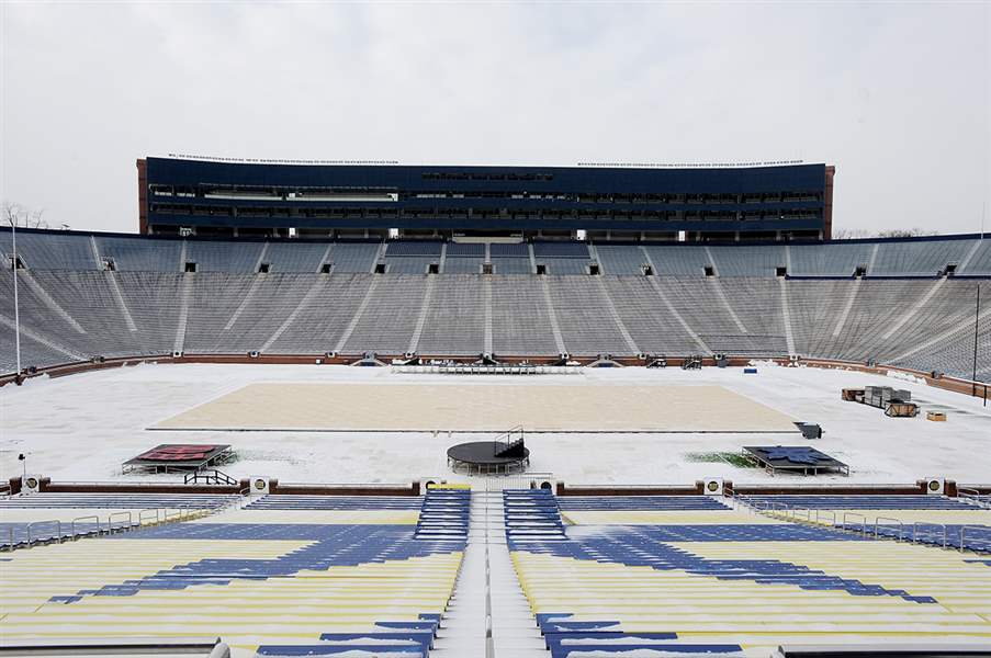 s6rink-3-Winter-Classic-Michigan-Stadium