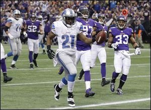 Detroit Lions running back Reggie Bush runs to the end zone on a 19-yard touchdown reception during the second half on Sunday in Minneapolis.