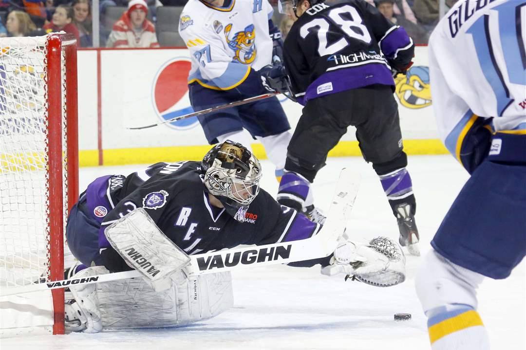 SPT-walleye04p-goalie-covers-puck