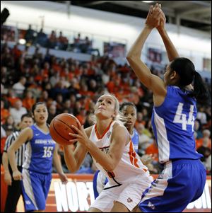 Bowling Green State University guard Deborah Hoekstra (3) shoots against Buffalo center Christa Baccas (44).