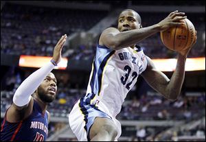 Memphis forward Ed Davis, right, grabs a rebound in front of the Pistons’ Greg Monroe during the first half on Sunday.