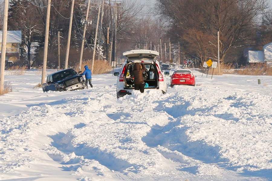 ROV-frozen8p-sudar-avenue-stuck-cars