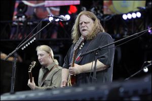 Warren Haynes, right, and Derek Trucks are leaving the Allman Brothers Band at the end of the year to spend more time with their families, according to a statement.