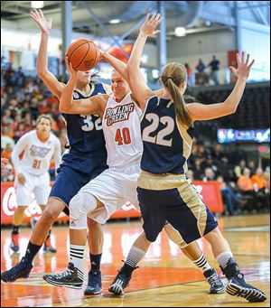 Bowling Green’s Jill Stein drives between Akron’s Rachel Tecca, left, and Hannah Plybon during the first half on Sunday.