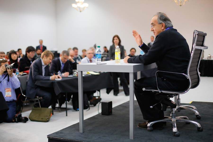 BIZ-AutoShow14p-MARCHIONNE-AT-TABLE