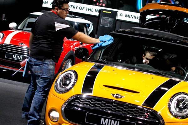 Show-worker-Emanuel-Cuevas-cleans-off-a-Mini-Cooper-S