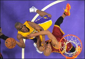Los Angeles Lakers guard Jodie Meeks, left, puts up a shot as Cleveland Cavaliers guard Jarrett Jack defends.