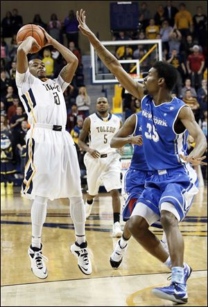 Toledo’s Julius Brown shoots the game-winning shot as Buffalo’s Xavier Ford defends in Wednesday night’s game at Savage Arena.