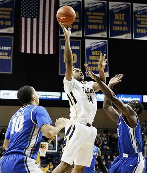 Toledo’s J.D. Weatherspoon, who had 13 points, shoots against Buffalo’s Javon McCrea in Wednesday night’s game.