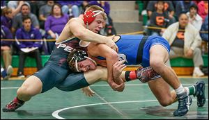 Springfield's Ross Lonsway, right, defeats Perry's Kyle Kremiller 3-2 in the 195-pound championship match at the fourth annual Maumee Bay Classic.