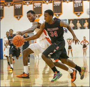 Scott’s Malik Brooks, right, and Southview’s JJ Pinckney fight for a loose ball. Brooks scored 18 points off the bench to help the Bulldogs overcome a big hole.