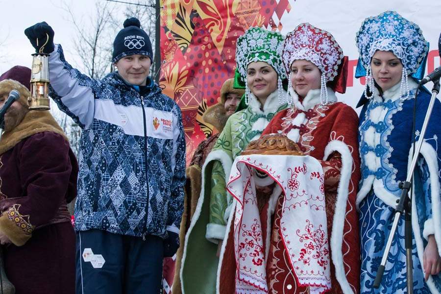 Russia-Sochi-Torch-Relay-FOLK-DANCERS