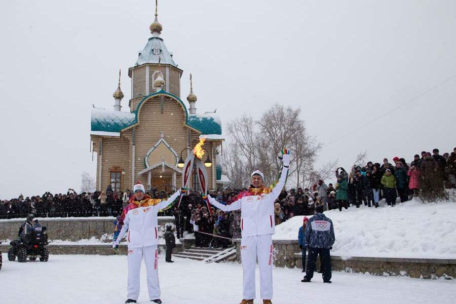 Russia-Sochi-Torch-Relay-kokorin-bakuley-in-kirov-jan-5