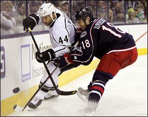 The Blue Jackets’ R.J. Umberger, right, works against the Kings’ Robyn Regehr in the second period.