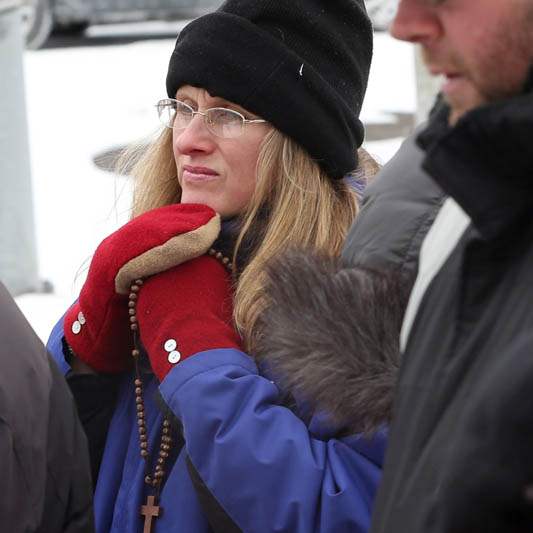 Laurie-Toth-prays-the-rosary-during-a-protest-outside-the-Capital-Care-Clinic