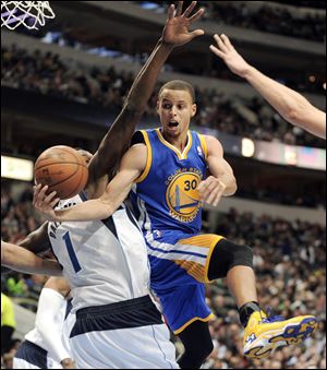 Golden State Warriors point guard Stephen Curry (30).