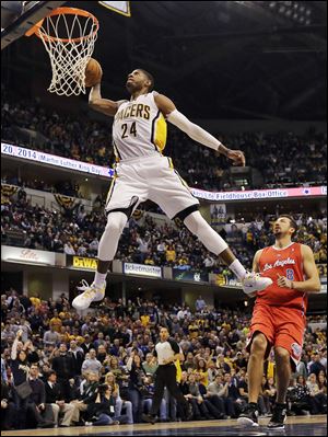 Indiana Pacers forward Paul George (24) dunks in front of the Los Angeles Clippers Hedo Turkoglu.