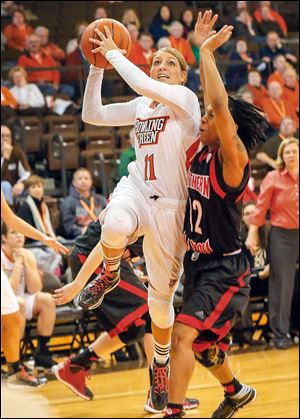 Bowling Green’s Jillian Halfhill drives to the basket to take a shot while being defended by Northern Illinois’ Danny Pulliam.