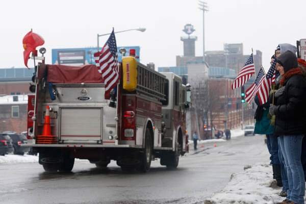 Citizens-honoring-Toledo-Firefighter-Stephen-Machcinski