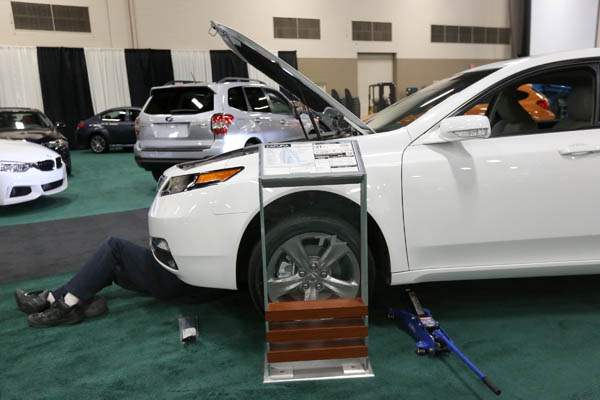 An-auto-stager-gets-under-the-2014-Acura