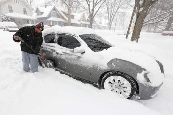 Jeremy-Toney-works-to-shovel-snow-from-his-c