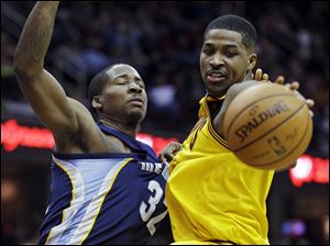 The Grizzlies' Ed Davis, left, fouls Cavaliers forward Tristan Thompson in the second quarter Sunday night in Cleveland.