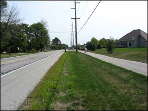 Although used by bikers and walkers alike, the multiuse trail that runs along Sylvania-Metamora Road is not continuous. The Sylvania-Metamora Path’s 2.25 miles between Kilburn and Centennial roads, mostly in Sylvania Township but partly in the city of Sylvania, are interrupted by six-tenths of a mile of gaps.