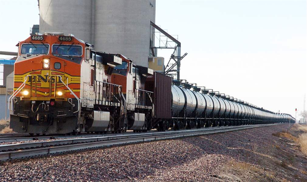 A-BNSF-Railway-train-hauls-crude-oil-near-Wolf-Po
