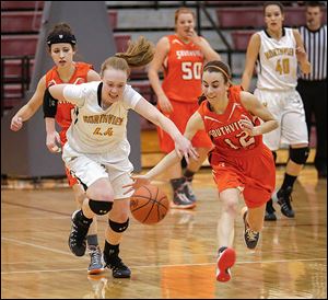 Northview’s Maddie Cole and Southview’s Maria Pappas chase a loose ball during a Division I girls basketball sectional final.