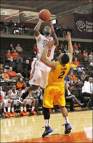 BGSU’s Jehvon Clarke shoots over Kent State’s Kellon Thomas. Clarke scored 21 points, which included an 8-for-9 effort on free throws.