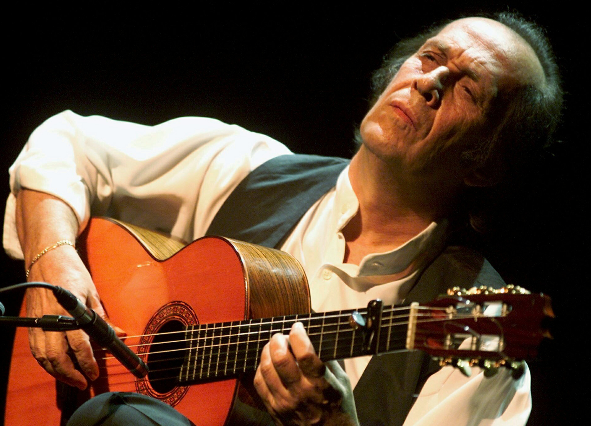 Spain says worldrenowned flamenco guitarist Paco de Lucia dies in