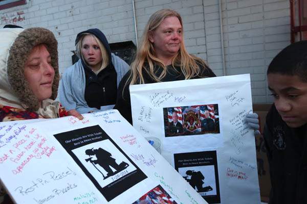 Patty-Rollins-let-t-and-Tracy-Baker-center-right-held-posters-for-local-residents-to-sign