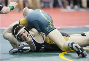 Clay’s Richie Screptock, top, beat Cuyahoga Falls Walsh Jesuit’s Nolan Whitely 7-2 in a 132-pound semifinal Friday.