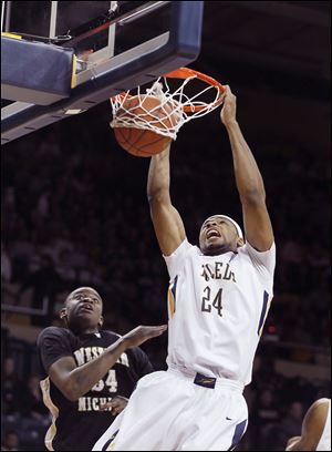 Toledo’s J.D. Weatherspoon dunks in front of Western Michigan’s AJ Avery. Weatherspoon had 14 points.