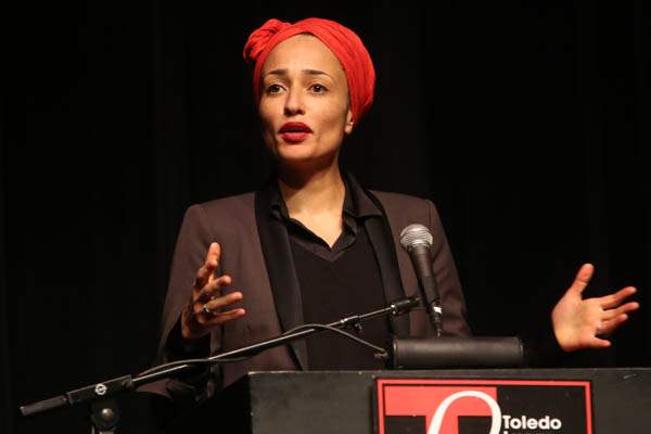 Zadie-Smith-addresses-a-group-of-more-than-100-people