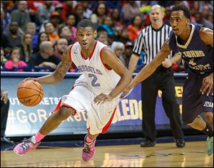 Bowsher’s Aundre Kizer gets past the Titans’ Anthony Glover, Jr., in the fourth quarter. Kizer led all scorers with 23 points. Glover came in averaging  more than 18 points but was limited to 10.