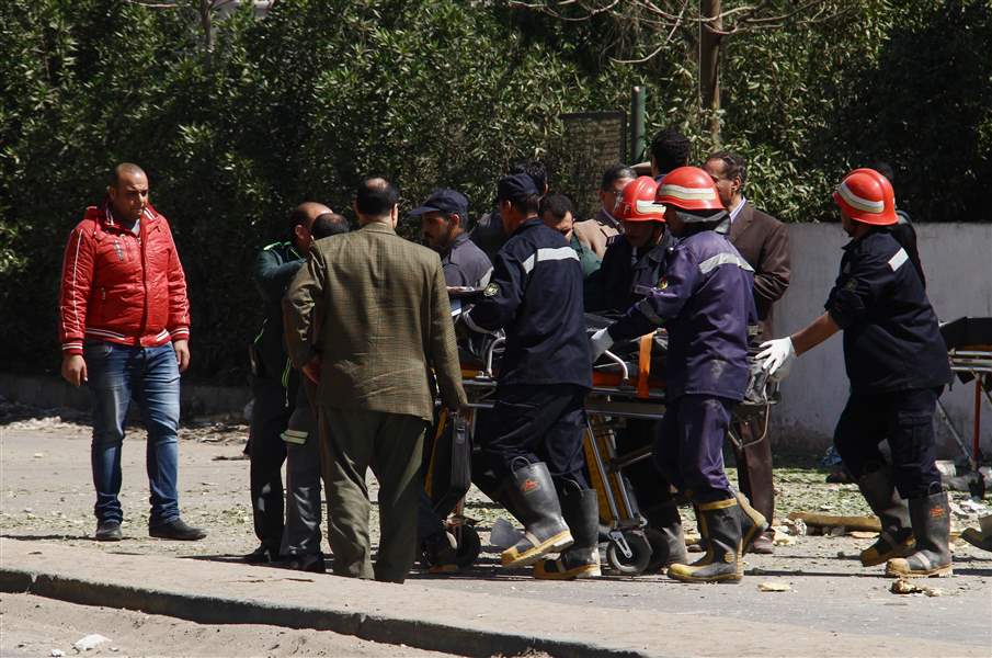 Mideast-Egypt-gunmen-checkpoint