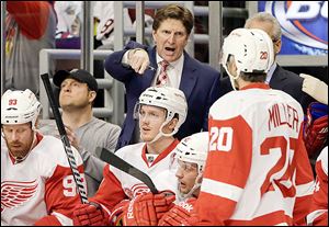 Red Wings head coach Mike Babcock talks to his team during the first period against Chicago in a battle of former Western Conference rivals.