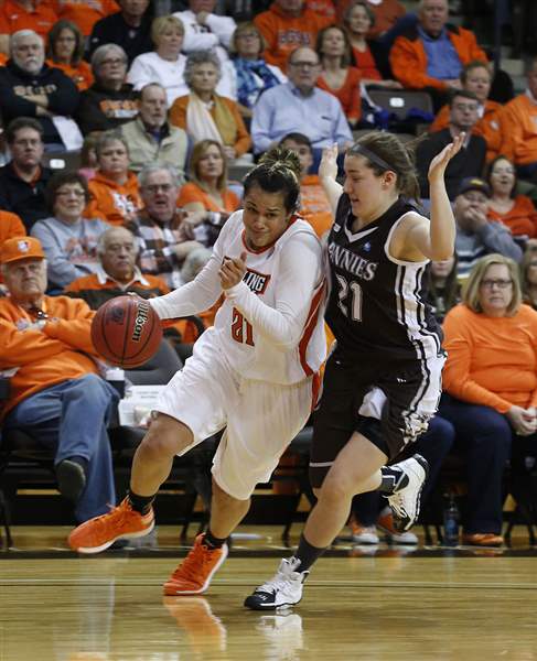 Bowling-Green-s-Erica-Donovan-dribbles-around-St