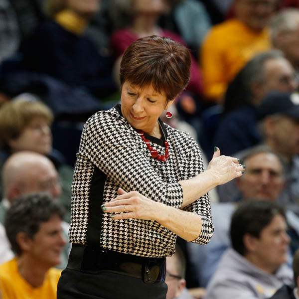 UND-head-coach-Muffet-McGraw-disagrees-with-a-call