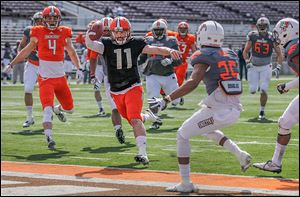 Bowling Green quarterback Matt Johnson scores a touchdown in front of Alphonso Mack in Saturday’s spring game.