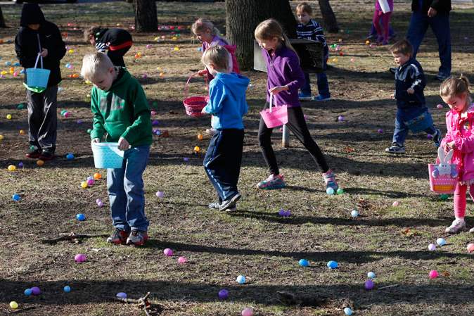 Kids-search-for-eggs