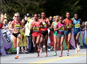 Shalane Flanagan leads the elite pack past Wellesley College.
