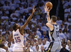 Memphis Grizzlies forward Mike Miller (13) shoots over Oklahoma City Thunder forward Kevin Durant (35) in overtime of Game 5. Miller scored 21.
