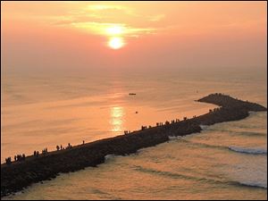 People line up at dawn on the shore and on the dike at Kanyakumari to welcome a new day.